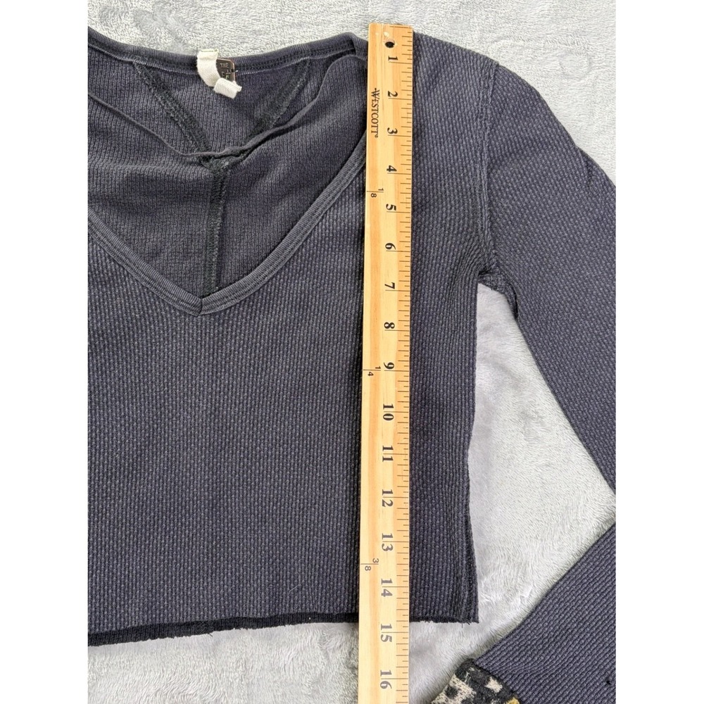 We The Free Cropped Thermal Top Womens XS Gray Geometric V-Neck Long Sleeve - Picture 4 of 6
